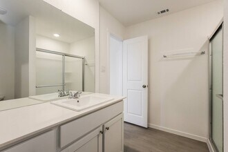 3704 Axis Hl St in New Braunfels, TX - Foto de edificio - Building Photo