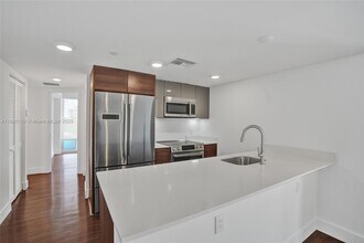 9261 E Bay Harbor Dr, Unit 506 in Bay Harbor Islands, FL - Foto de edificio - Building Photo