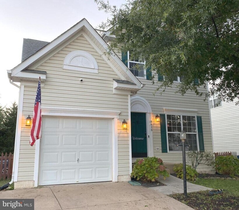 8616 Huddersfield Way in Bristow, VA - Building Photo