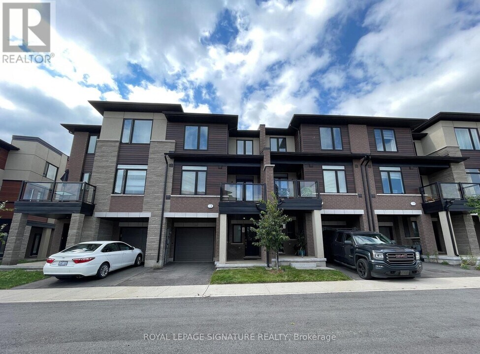 590 N Service Rd in Hamilton, ON - Building Photo