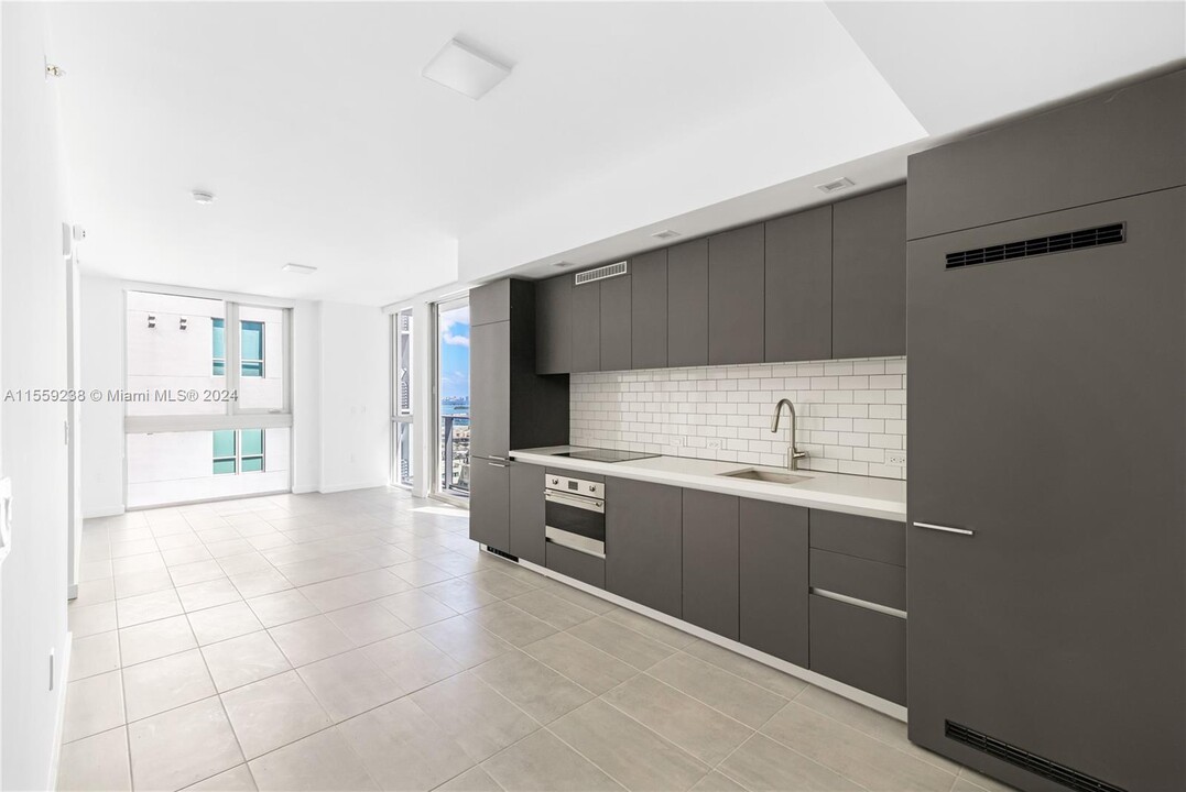 227 NE 2nd St, Unit #1909 in Miami, FL - Building Photo