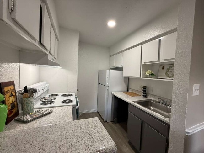 8801 Glencrest Apartments