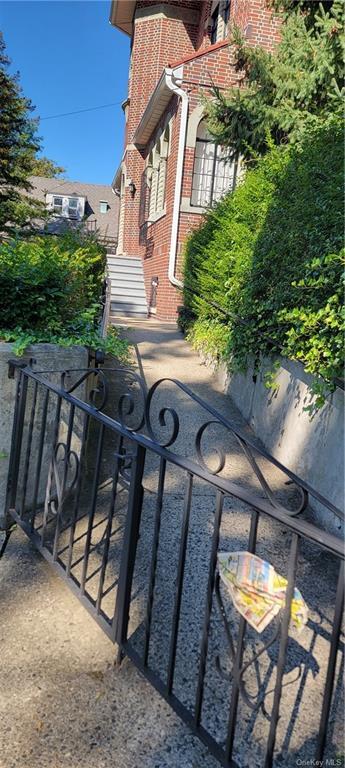 385 W 263rd St-Unit -2 in Yonkers, NY - Building Photo - Building Photo