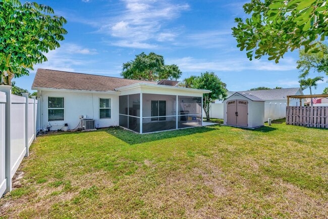 102 Village Cir in Jupiter, FL - Building Photo - Building Photo