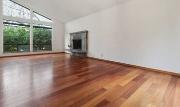 518 NE 182nd Ct in Shoreline, WA - Building Photo - Building Photo