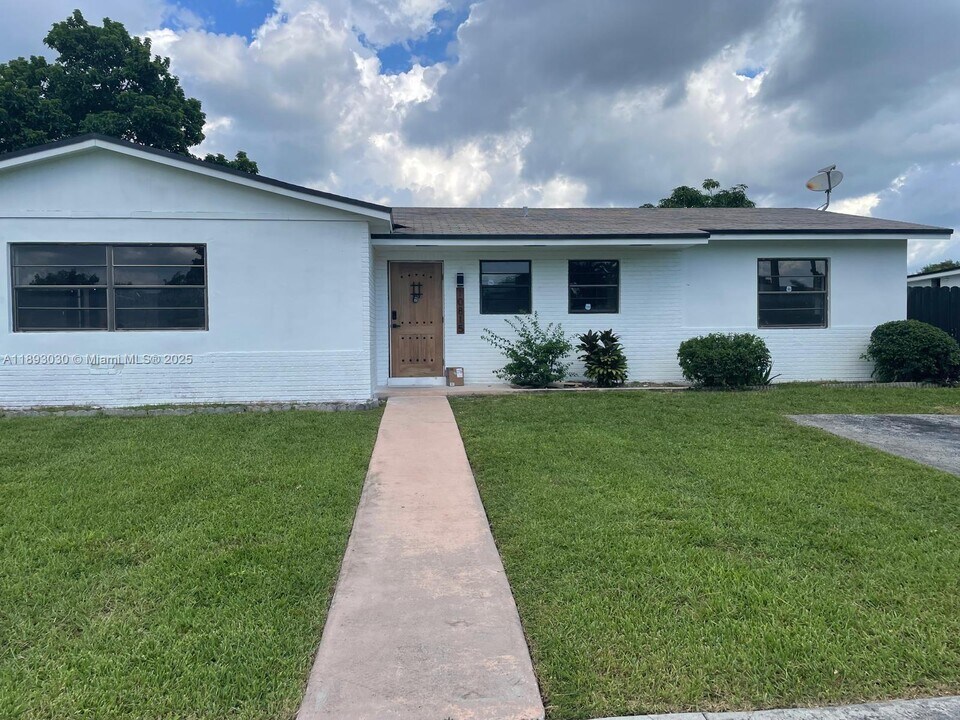 10815 SW 157th Terrace in Miami, FL - Building Photo
