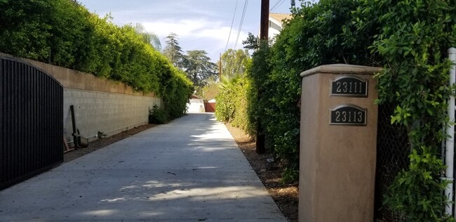 23113 Erwin St in Los Angeles, CA - Foto de edificio - Building Photo