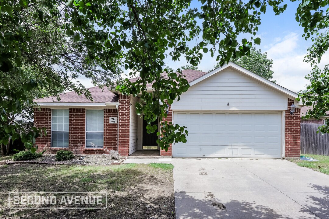 406 Lone Star Park Ln in Ponder, TX - Building Photo