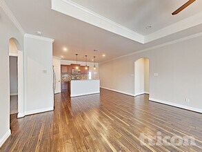 1002 Woodcrest Dr in Lancaster, TX - Foto de edificio - Building Photo