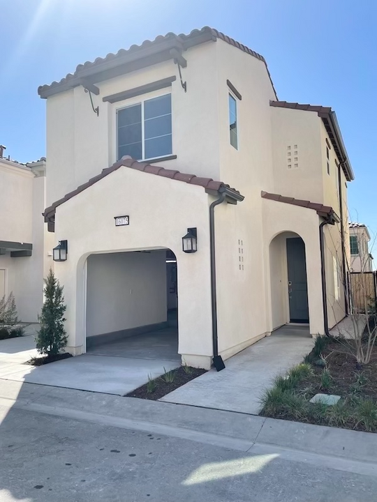 16075 Carrara Ln in Fontana, CA - Building Photo