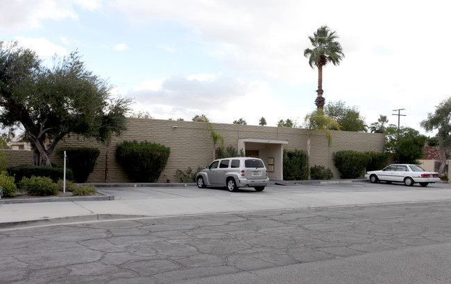 120 S Saturmino Dr in Palm Springs, CA - Building Photo - Building Photo