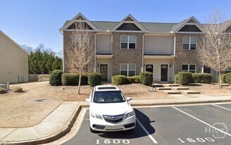 1600 Binghampton Cir in Bogart, GA - Building Photo