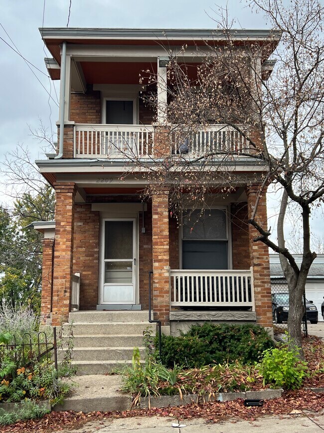 2209 Stratford Ave Apartments and Nearby Cincinnati Apartments For Rent