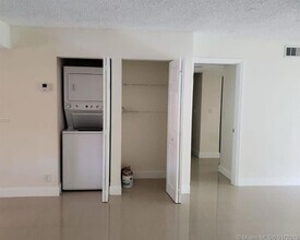 227 Lakeview Dr in Weston, FL - Building Photo - Building Photo