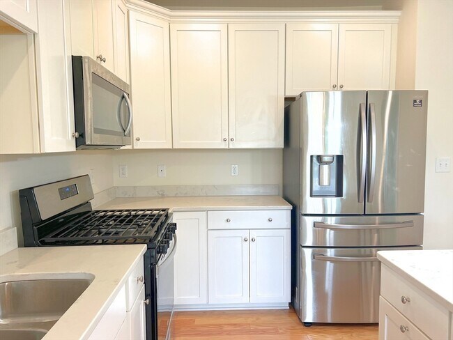120 University Ave in Westwood, MA - Building Photo - Building Photo