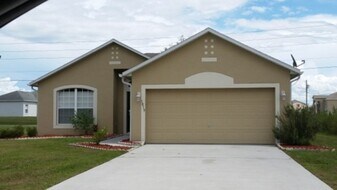 1019 N Platte Way in Poinciana, FL - Building Photo