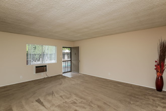 Willow Apartments in Sierra Madre, CA - Building Photo - Building Photo