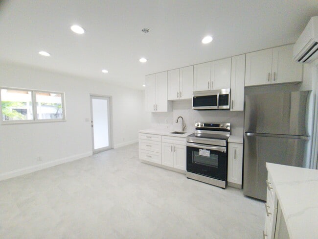 19 SE 12th Ave, Unit 2 in Fort Lauderdale, FL - Building Photo - Building Photo
