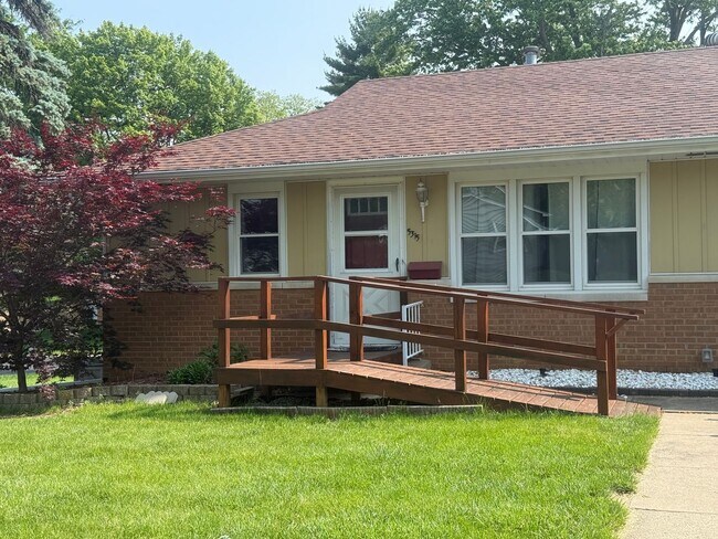 property at 5315-5315 W Woodale Ct
