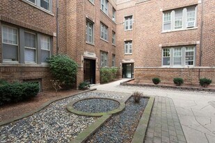 631 W Barry Ave in Chicago, IL - Building Photo