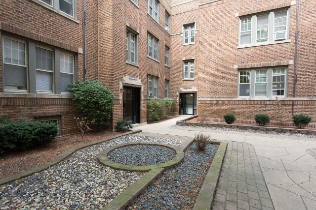 631 W Barry Ave in Chicago, IL - Building Photo