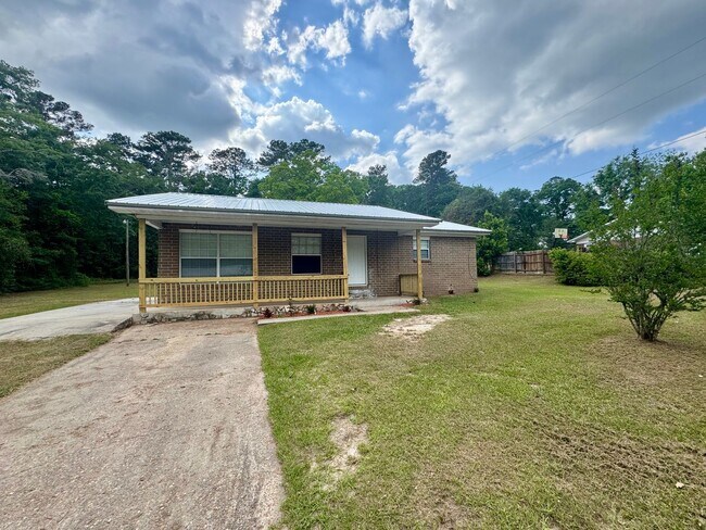 5437 Thomas Dr in Graceville, FL - Building Photo - Building Photo
