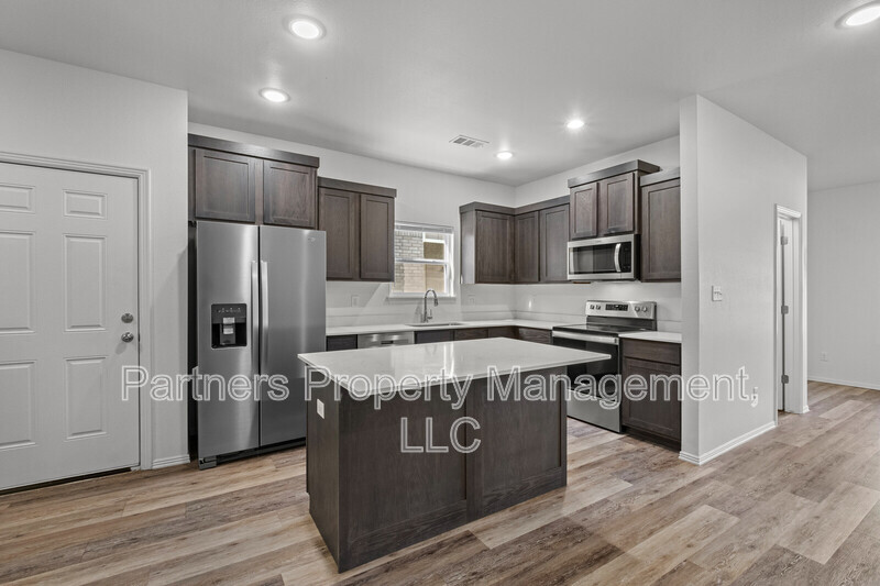 777 S Benchmark Ln in Fayetteville, AR - Foto de edificio