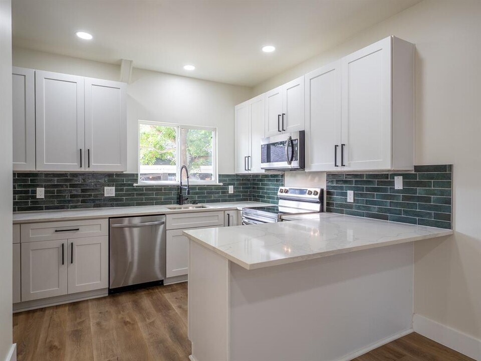 210 Mockingbird Ln W in Austin, TX - Building Photo