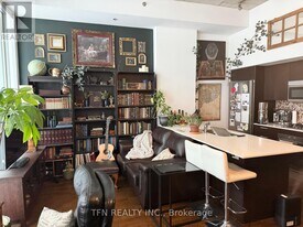 375 King St W in Toronto, ON - Building Photo