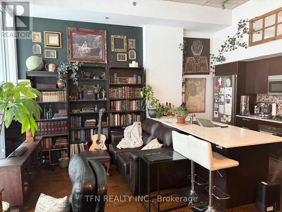 375 King St W in Toronto, ON - Building Photo