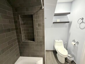 8 Cross St E in Somerville, MA - Foto de edificio - Building Photo