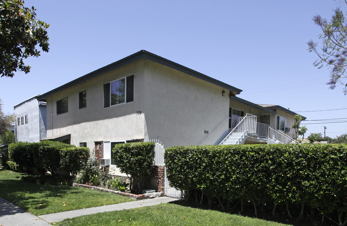 709 E Santa Fe Ave in Fullerton, CA - Foto de edificio