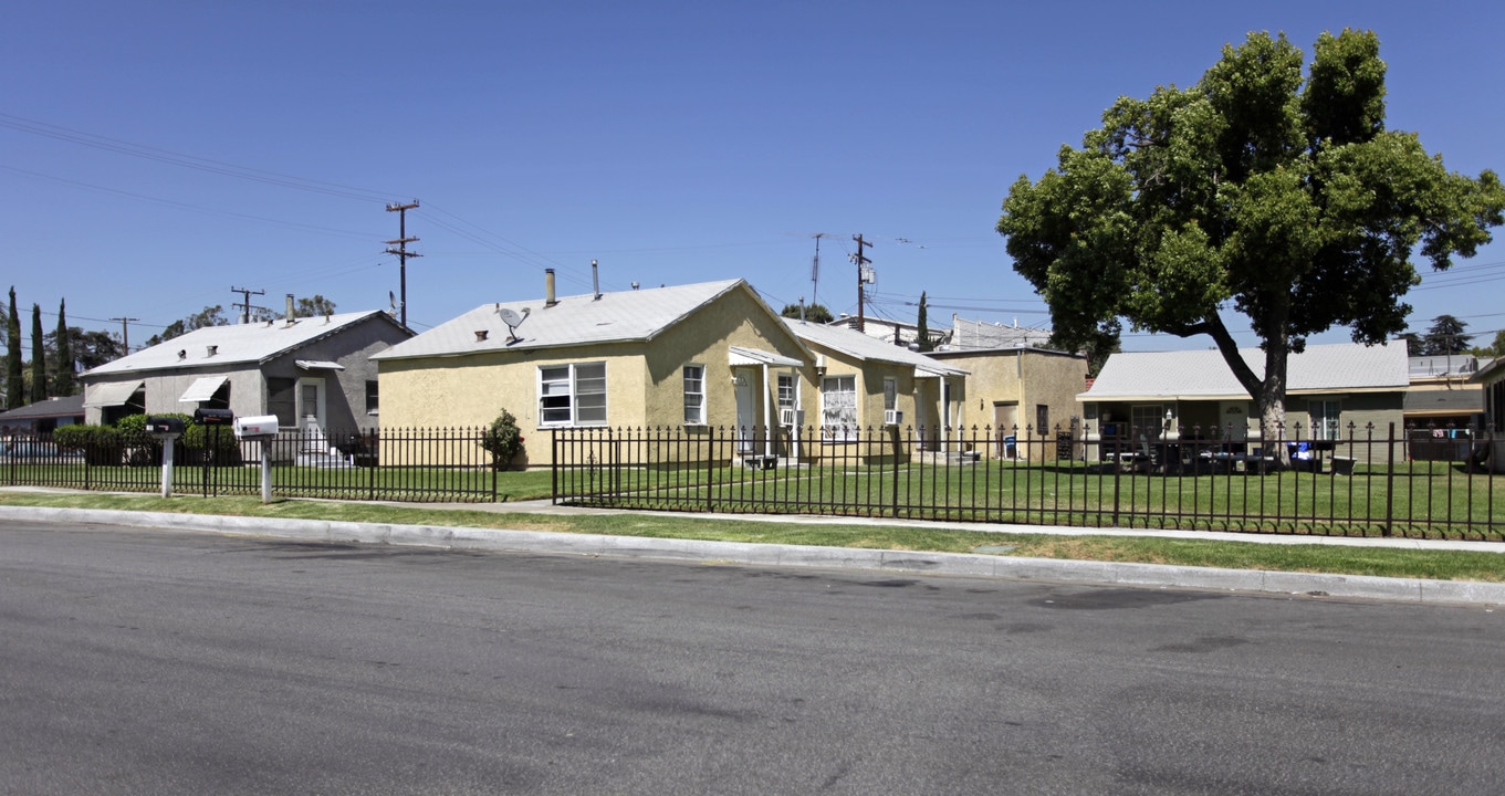 Palmer Court in Rialto, CA - Building Photo