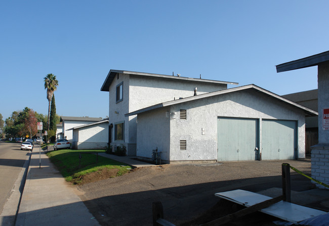 Lexington Manor Apartments in El Cajon, CA - Foto de edificio - Building Photo