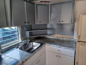 8305 McDaniel Dr in North Fort Myers, FL - Foto de edificio - Building Photo