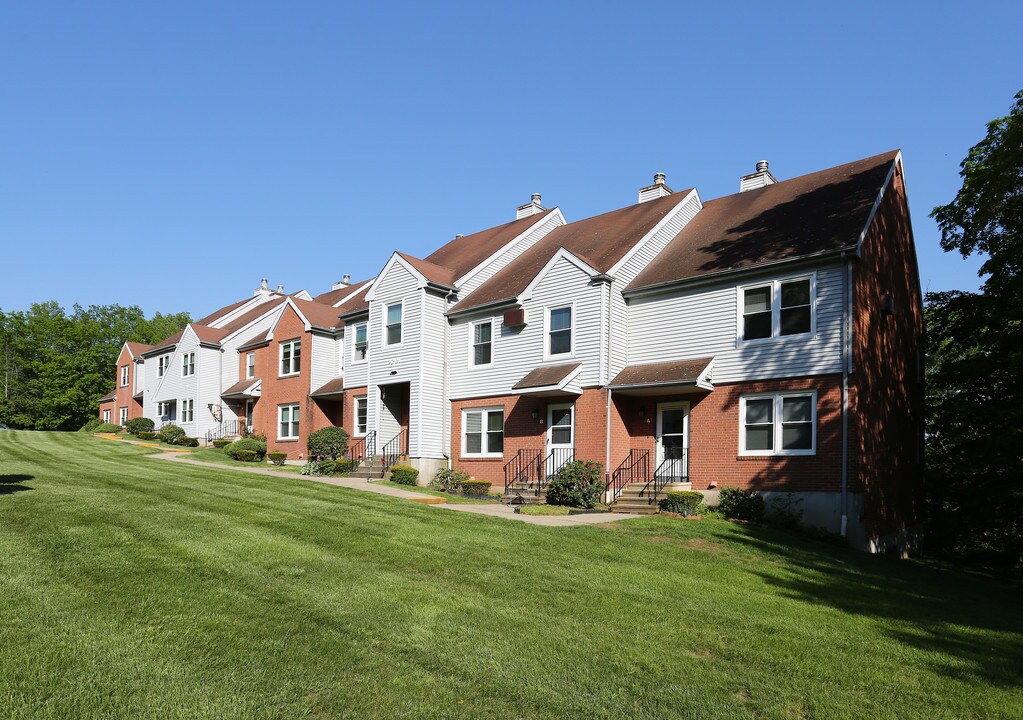Summitwood Village in Meriden, CT - Foto de edificio