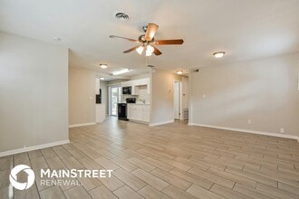 1070 Emerald Dr in Mount Dora, FL - Foto de edificio - Building Photo