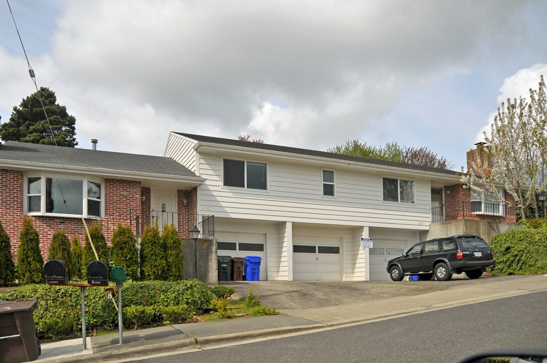 2041 SW Camelot Ct in Portland, OR - Foto de edificio