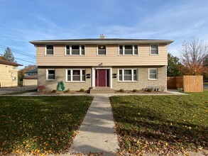 7421 W Fernwood Cir in Milwaukee, WI - Building Photo - Building Photo