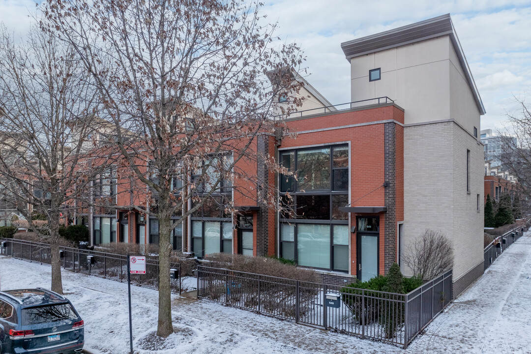 River Village Townhomes in Chicago, IL - Building Photo