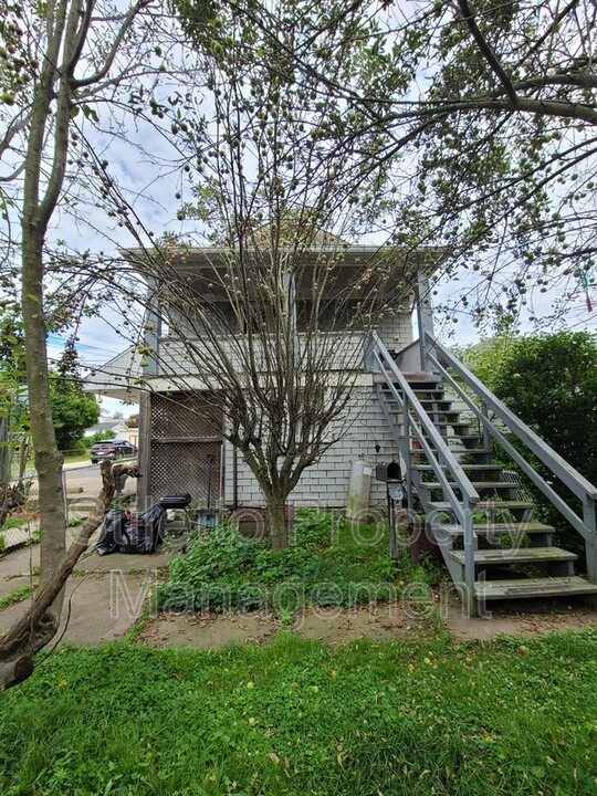 105 Chestnut St-Unit -2nd Fl in Dupont, PA - Building Photo