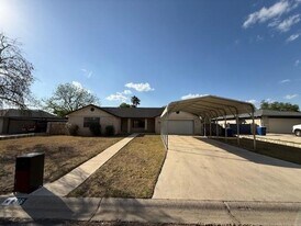 516 St James Dr in Laredo, TX - Building Photo