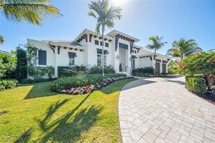 600 Fountainhead Way in Naples, FL - Building Photo