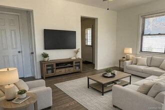 21 Sherwood Dr in Mastic Beach, NY - Building Photo - Building Photo