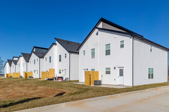 Aviator Crossing in Oak Grove, KY - Building Photo - Building Photo