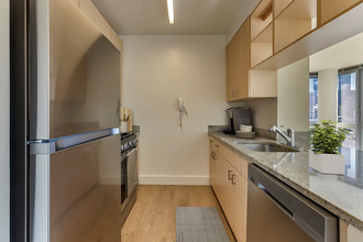 515 W 52nd St in New York, NY - Building Photo - Building Photo