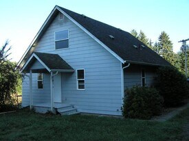 94791 Brunswick Ln in North Bend, OR - Building Photo
