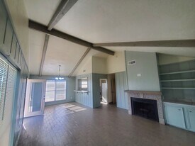 16712 Edward Teach Rd in Jamaica Beach, TX - Building Photo