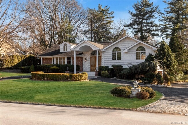 200 Hummingbird Dr in Roslyn, NY - Building Photo - Building Photo