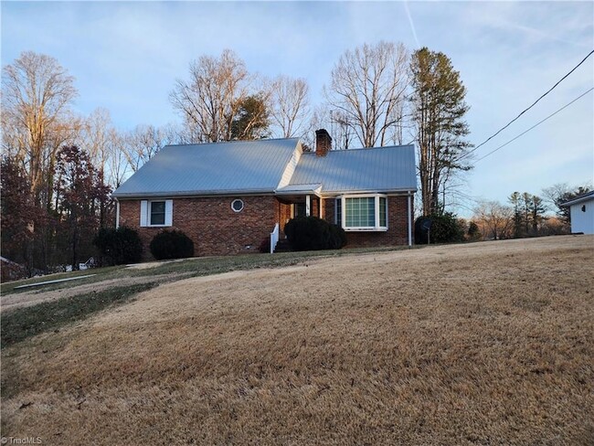 226 Wrenn Ave in Mount Airy, NC - Building Photo - Building Photo